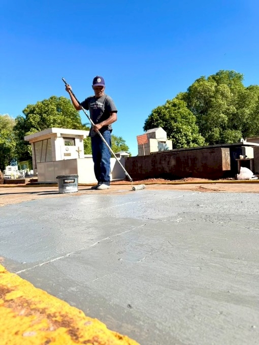 DEODÁPOLIS: Prefeitura realiza manutenção e conservação do Cemitério Municipal