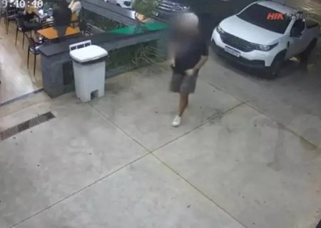 Homem discute por política, ameaça clientes com arma e esquece celular ao fugir de conveniência em MS